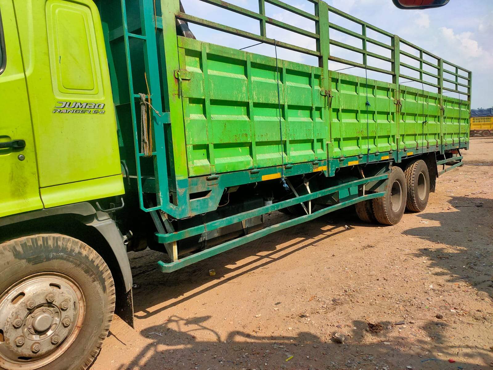 Truk tronton Bak 3 ways GI Transport dengan bukaan samping