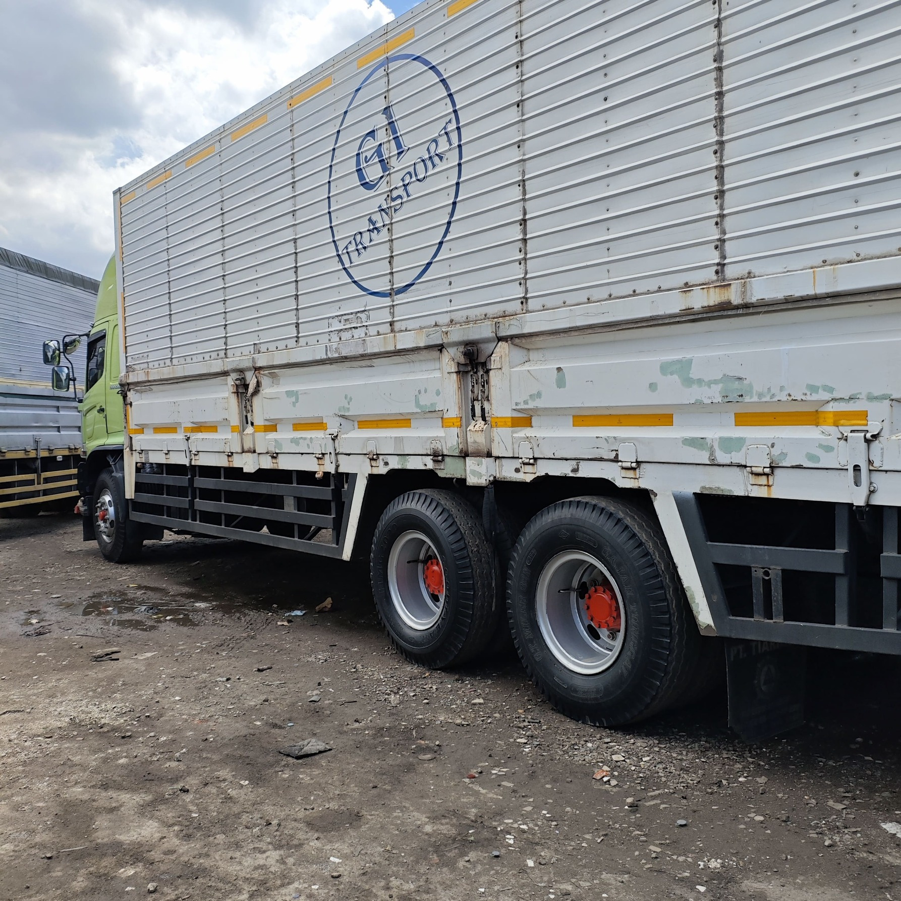 Sewa Truk Tronton wingbox terbaik dan terpercaya
