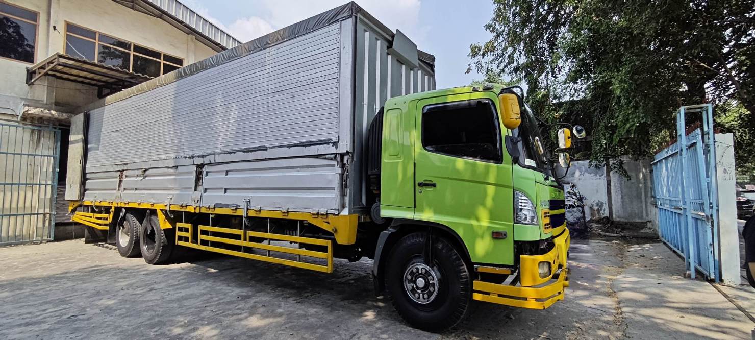 Tronton WIngbox PTGriya Indah Transportasi